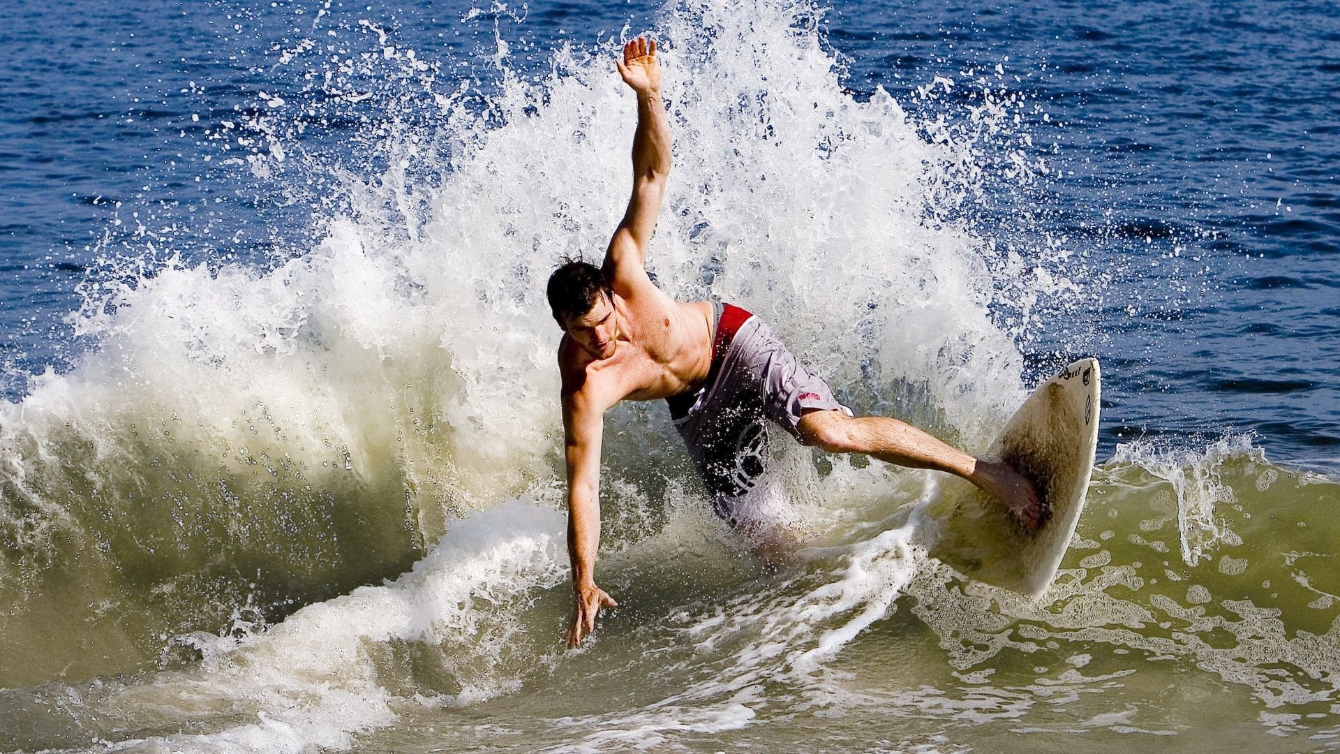 乐鱼app-双后腰屏障激活中轴线  第1张